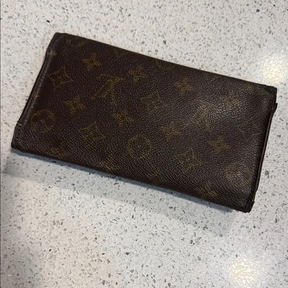 Louis Vuitton Brown Monogram Sarah Wallet - Picture 2 of 13